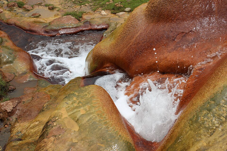 Geyser à Ampefy, Madagascar (Ilustration du texte Ce qui coule de source…)