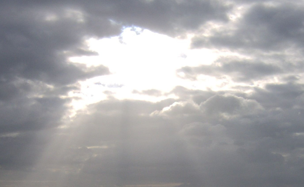 Photo de rayons de soleil transversant les nuages - Ilustration du texte Le prince des nuées